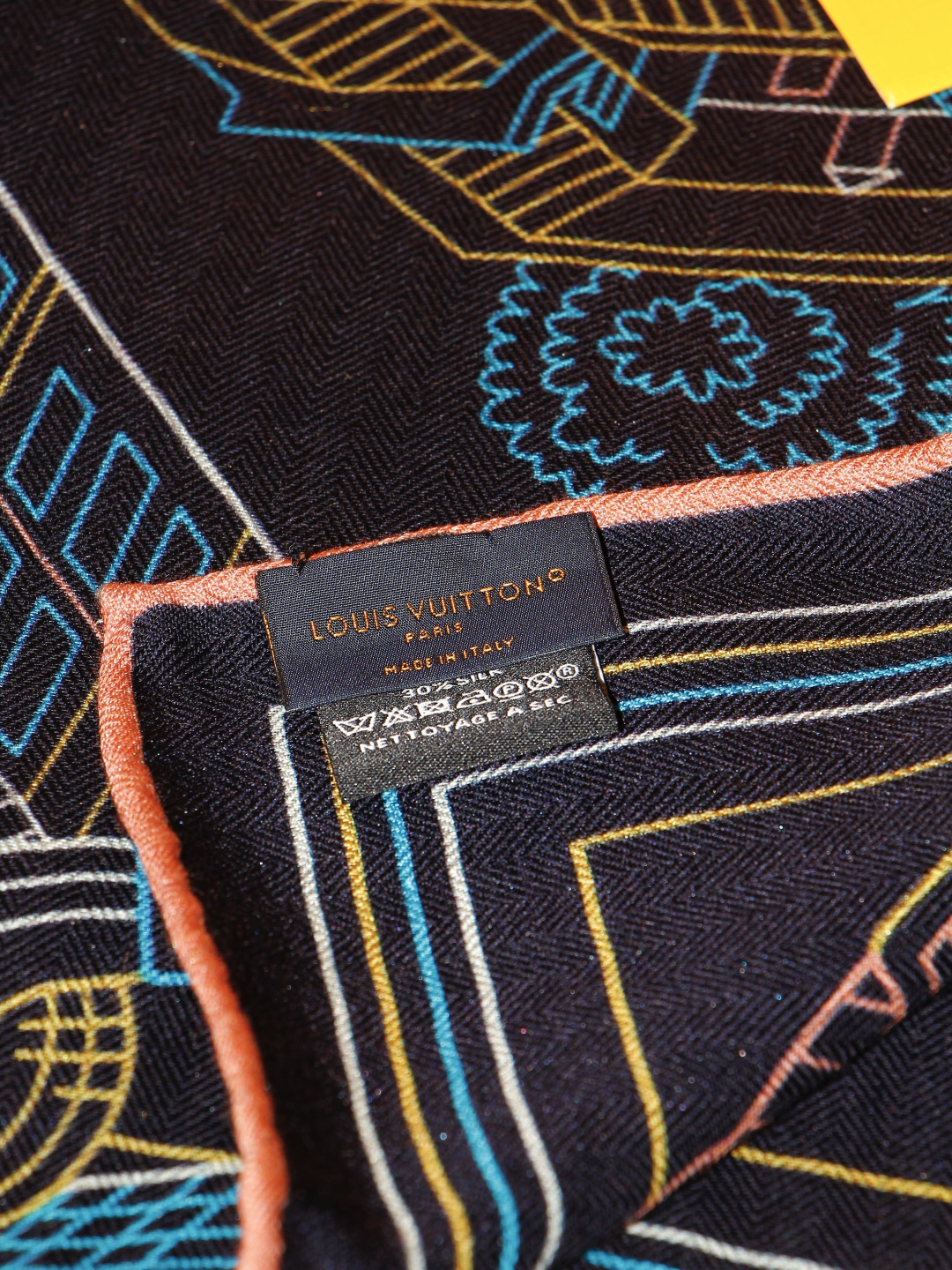 LV x TM 140披肩 【140顶级丝绒双面同色披肩】 本款L Multicolor披肩出自路易威登与知名日本艺术家 LV x TM 140披肩 【140顶级丝绒双面同色披肩】 本款L Multicolor披肩出自路易威登与知名日本艺术家