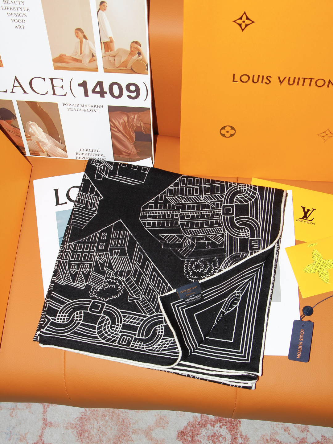 LV x TM 140披肩 【140顶级丝绒双面同色披肩】 本款L Multicolor披肩出自路易威登与知名日本艺术家 LV x TM 140披肩 【140顶级丝绒双面同色披肩】 本款L Multicolor披肩出自路易威登与知名日本艺术家