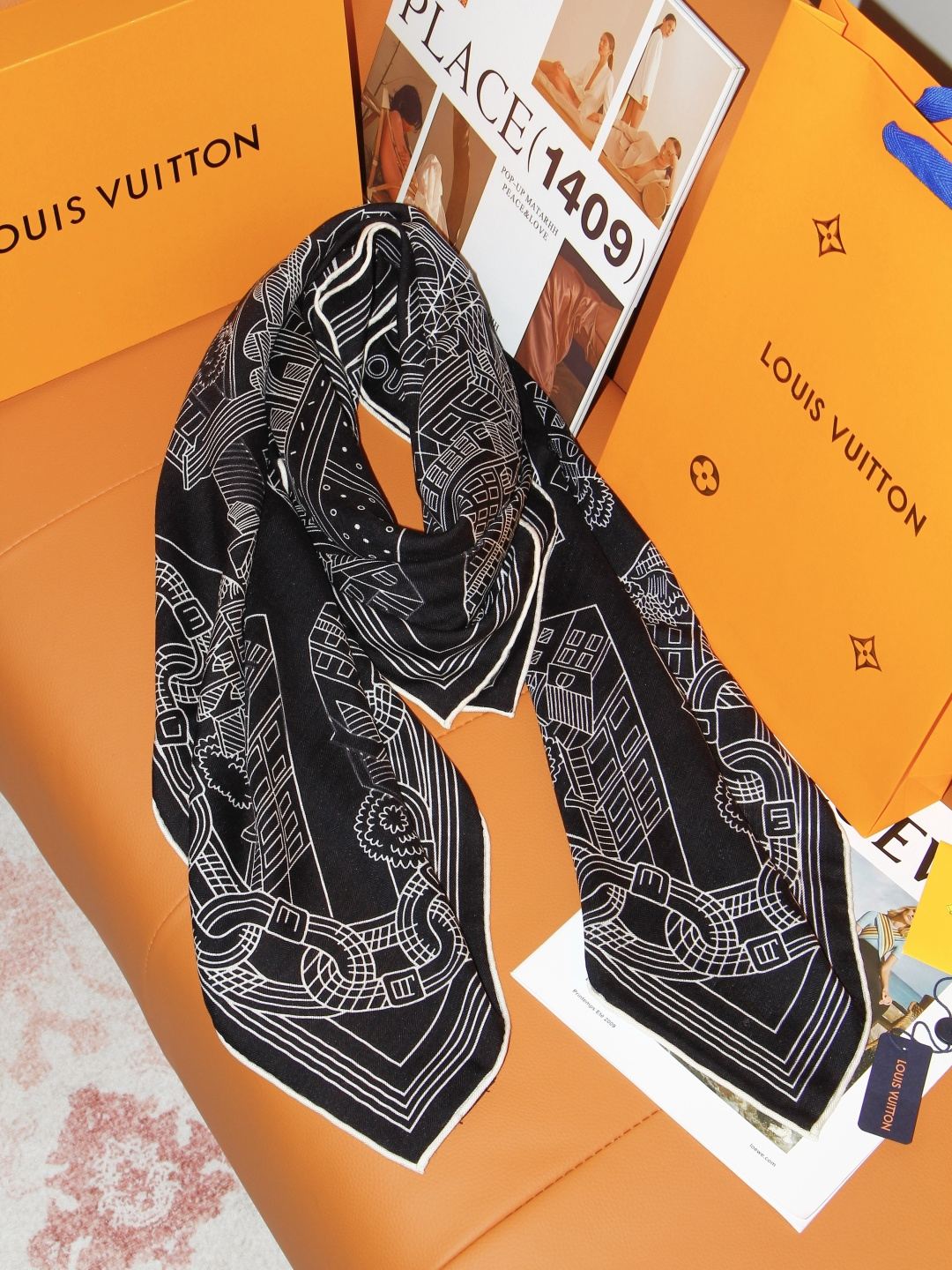 LV x TM 140披肩 【140顶级丝绒双面同色披肩】 本款L Multicolor披肩出自路易威登与知名日本艺术家 LV x TM 140披肩 【140顶级丝绒双面同色披肩】 本款L Multicolor披肩出自路易威登与知名日本艺术家