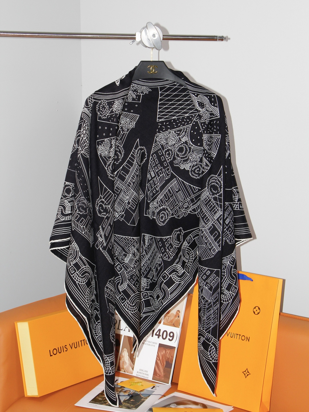 LV x TM 140披肩 【140顶级丝绒双面同色披肩】 本款L Multicolor披肩出自路易威登与知名日本艺术家 LV x TM 140披肩 【140顶级丝绒双面同色披肩】 本款L Multicolor披肩出自路易威登与知名日本艺术家