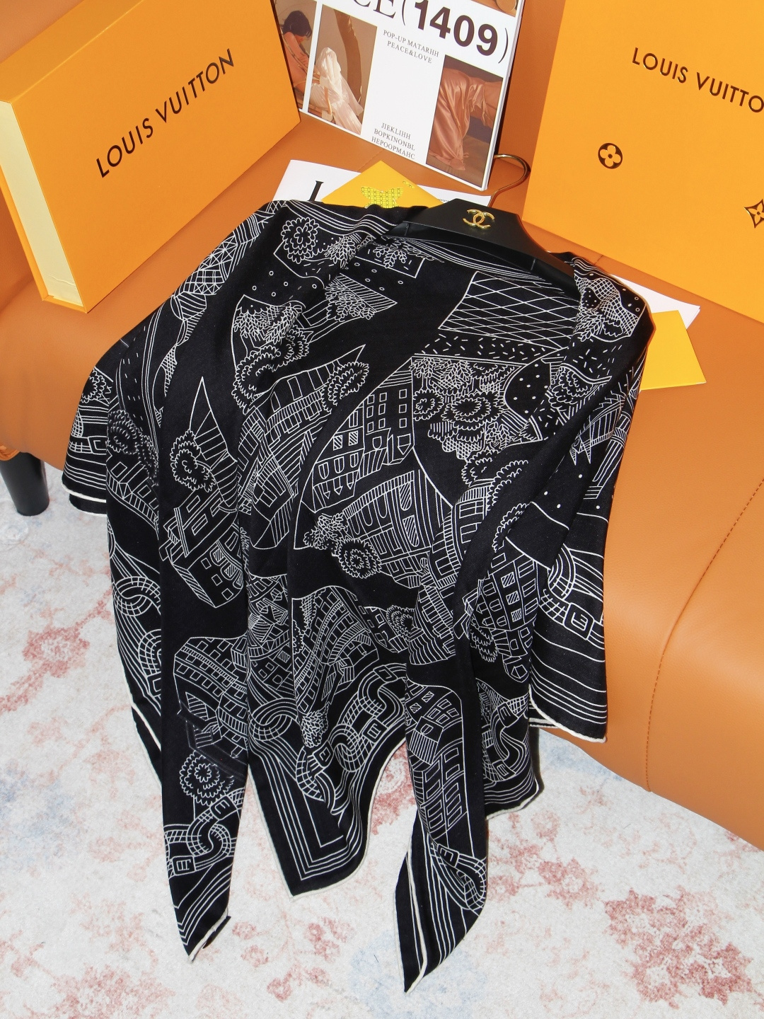 LV x TM 140披肩 【140顶级丝绒双面同色披肩】 本款L Multicolor披肩出自路易威登与知名日本艺术家 LV x TM 140披肩 【140顶级丝绒双面同色披肩】 本款L Multicolor披肩出自路易威登与知名日本艺术家
