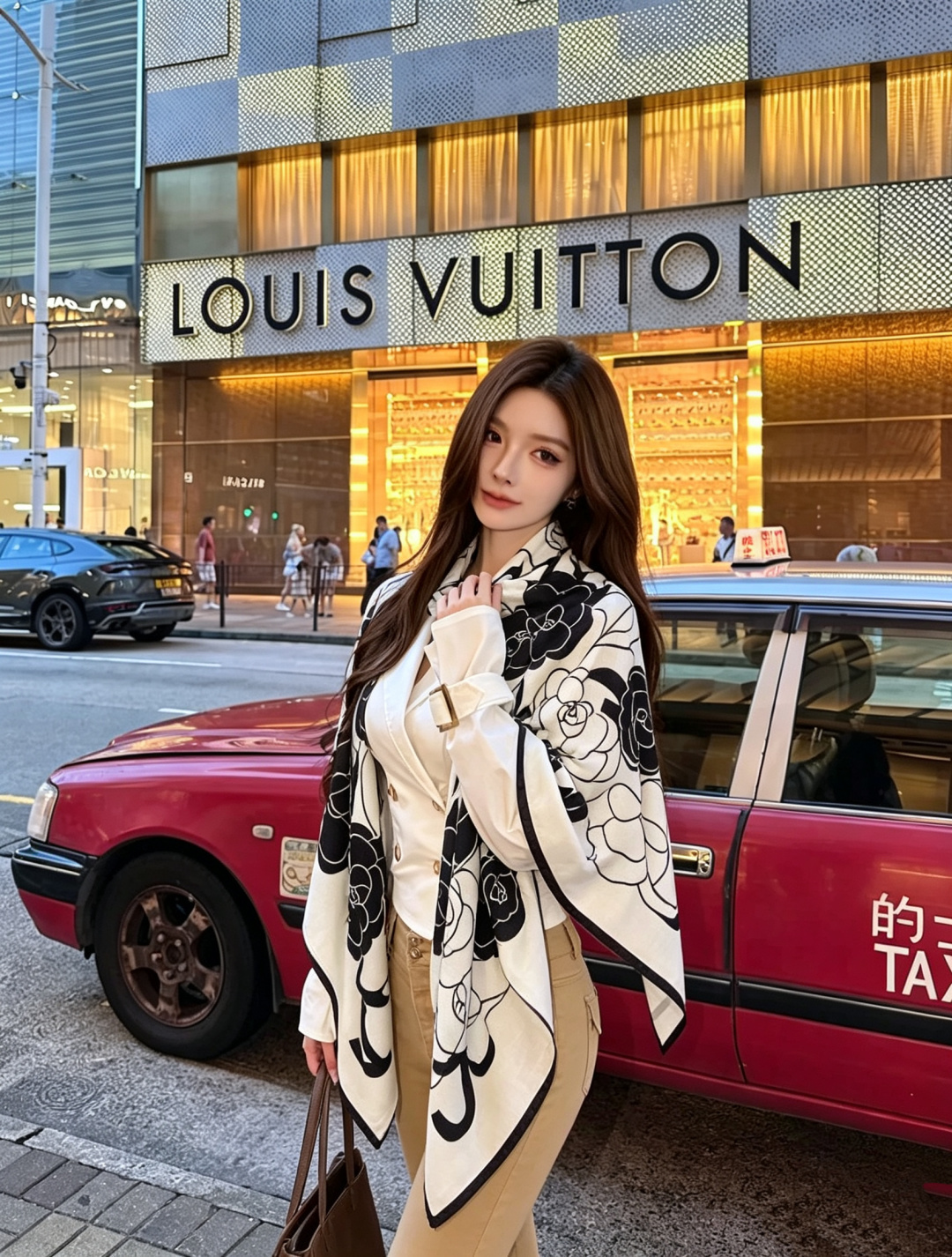 香奈儿上新❤️ 【Chanel】  经典茶花优雅Coco风，Chanel最新丝绒大方巾~气质到骨子里，香奶奶新一季的面料