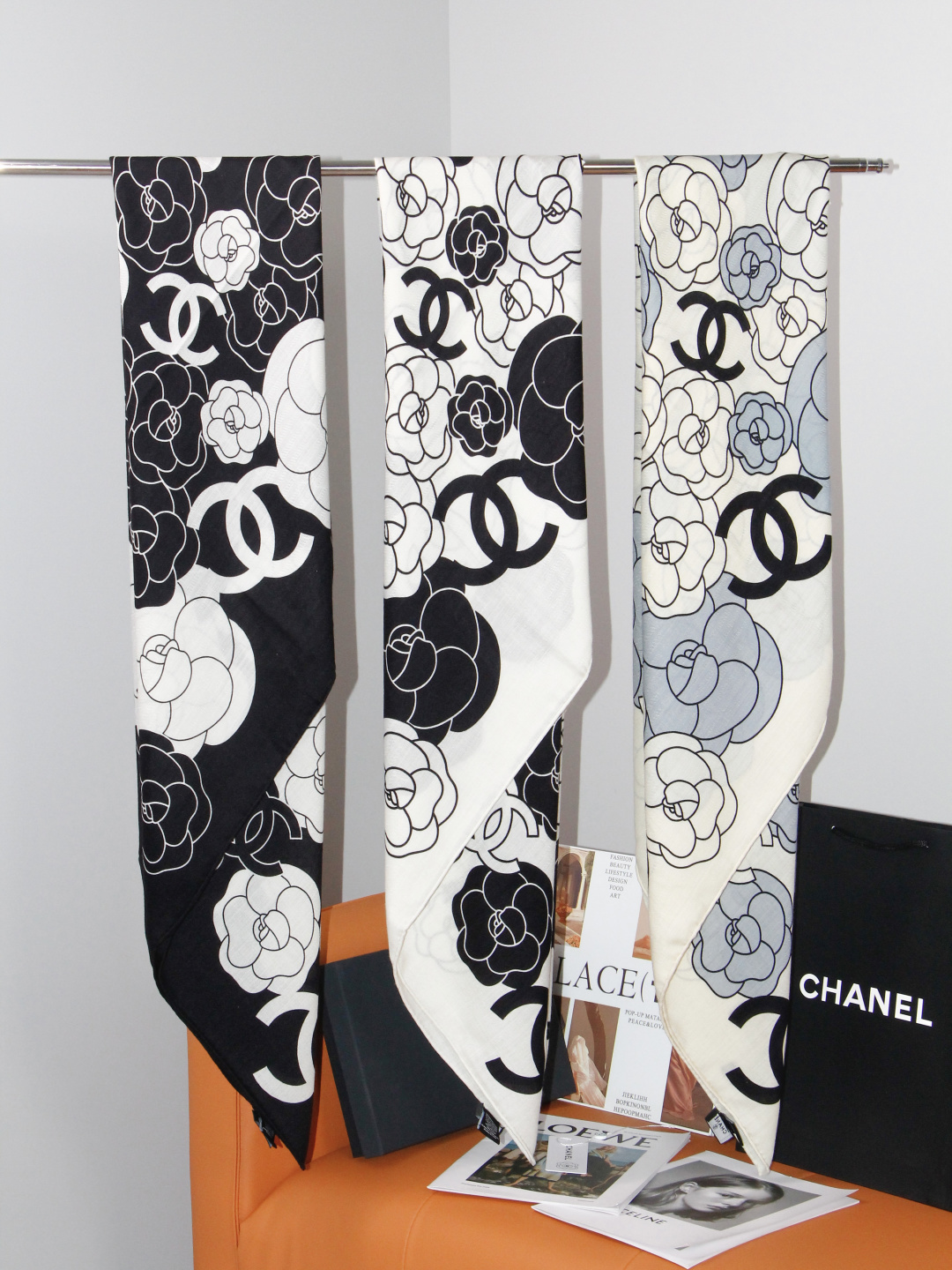 香奈儿上新❤️ 【Chanel】 经典茶花优雅Coco风,Chanel最新丝绒大方巾~气质到骨子里,香奶奶新一季的面料 香奈儿上新❤️ 【Chanel】 经典茶花优雅Coco风,Chanel最新丝绒大方巾~气质到骨子里,香奶奶新一季的面料