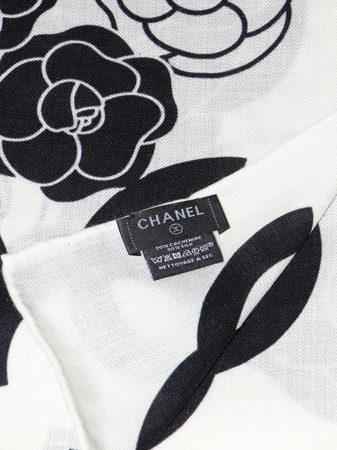 香奈儿上新❤️ 【Chanel】 经典茶花优雅Coco风,Chanel最新丝绒大方巾~气质到骨子里,香奶奶新一季的面料 香奈儿上新❤️ 【Chanel】 经典茶花优雅Coco风,Chanel最新丝绒大方巾~气质到骨子里,香奶奶新一季的面料