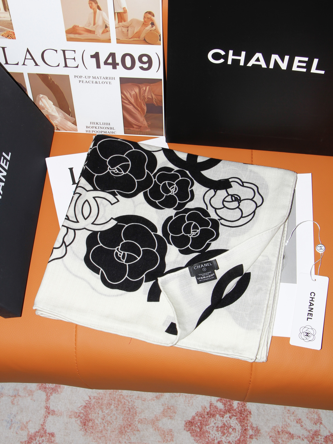 香奈儿上新❤️ 【Chanel】 经典茶花优雅Coco风,Chanel最新丝绒大方巾~气质到骨子里,香奶奶新一季的面料 香奈儿上新❤️ 【Chanel】 经典茶花优雅Coco风,Chanel最新丝绒大方巾~气质到骨子里,香奶奶新一季的面料