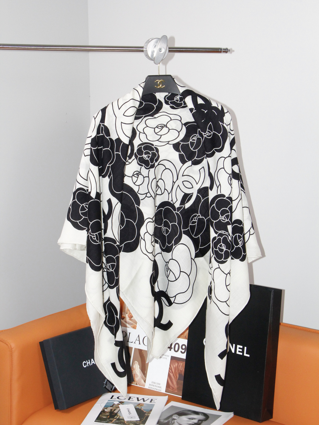 香奈儿上新❤️ 【Chanel】 经典茶花优雅Coco风,Chanel最新丝绒大方巾~气质到骨子里,香奶奶新一季的面料 香奈儿上新❤️ 【Chanel】 经典茶花优雅Coco风,Chanel最新丝绒大方巾~气质到骨子里,香奶奶新一季的面料
