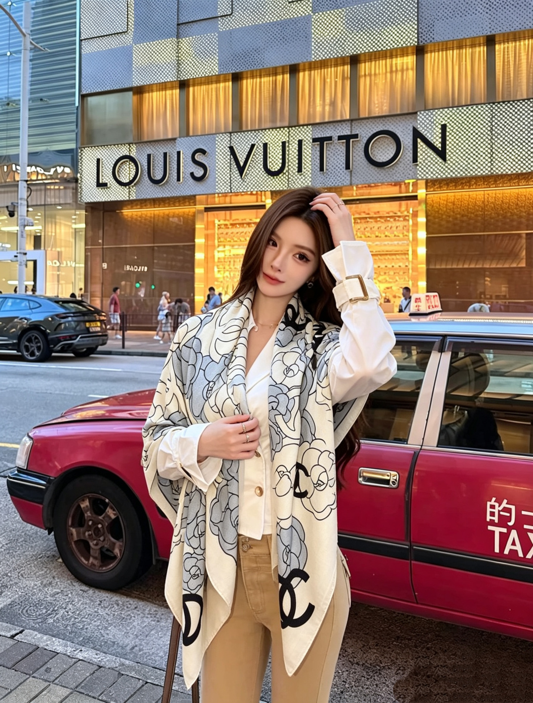 香奈儿上新❤️ 【Chanel】  经典茶花优雅Coco风，Chanel最新丝绒大方巾~气质到骨子里，香奶奶新一季的面料