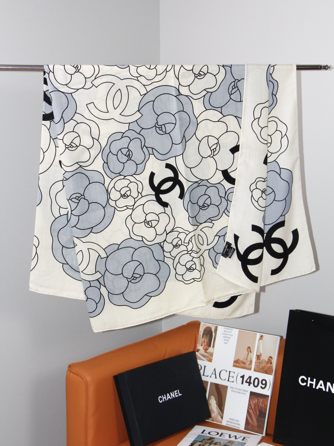 香奈儿上新❤️ 【Chanel】 经典茶花优雅Coco风,Chanel最新丝绒大方巾~气质到骨子里,香奶奶新一季的面料 香奈儿上新❤️ 【Chanel】 经典茶花优雅Coco风,Chanel最新丝绒大方巾~气质到骨子里,香奶奶新一季的面料