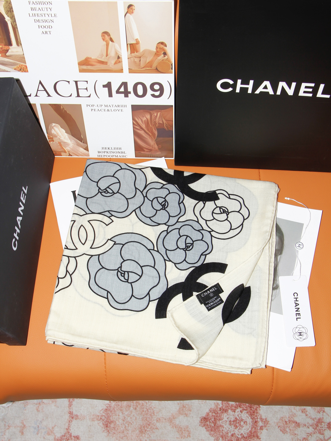 香奈儿上新❤️ 【Chanel】 经典茶花优雅Coco风,Chanel最新丝绒大方巾~气质到骨子里,香奶奶新一季的面料 香奈儿上新❤️ 【Chanel】 经典茶花优雅Coco风,Chanel最新丝绒大方巾~气质到骨子里,香奶奶新一季的面料
