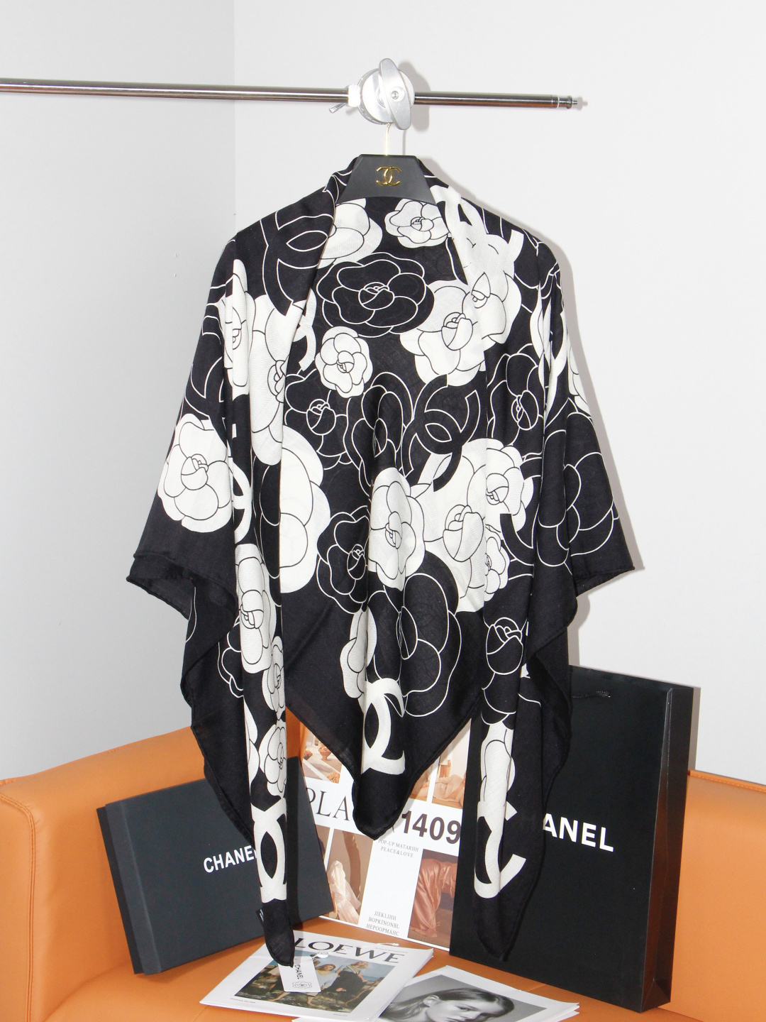 香奈儿上新❤️ 【Chanel】 经典茶花优雅Coco风,Chanel最新丝绒大方巾~气质到骨子里,香奶奶新一季的面料 香奈儿上新❤️ 【Chanel】 经典茶花优雅Coco风,Chanel最新丝绒大方巾~气质到骨子里,香奶奶新一季的面料