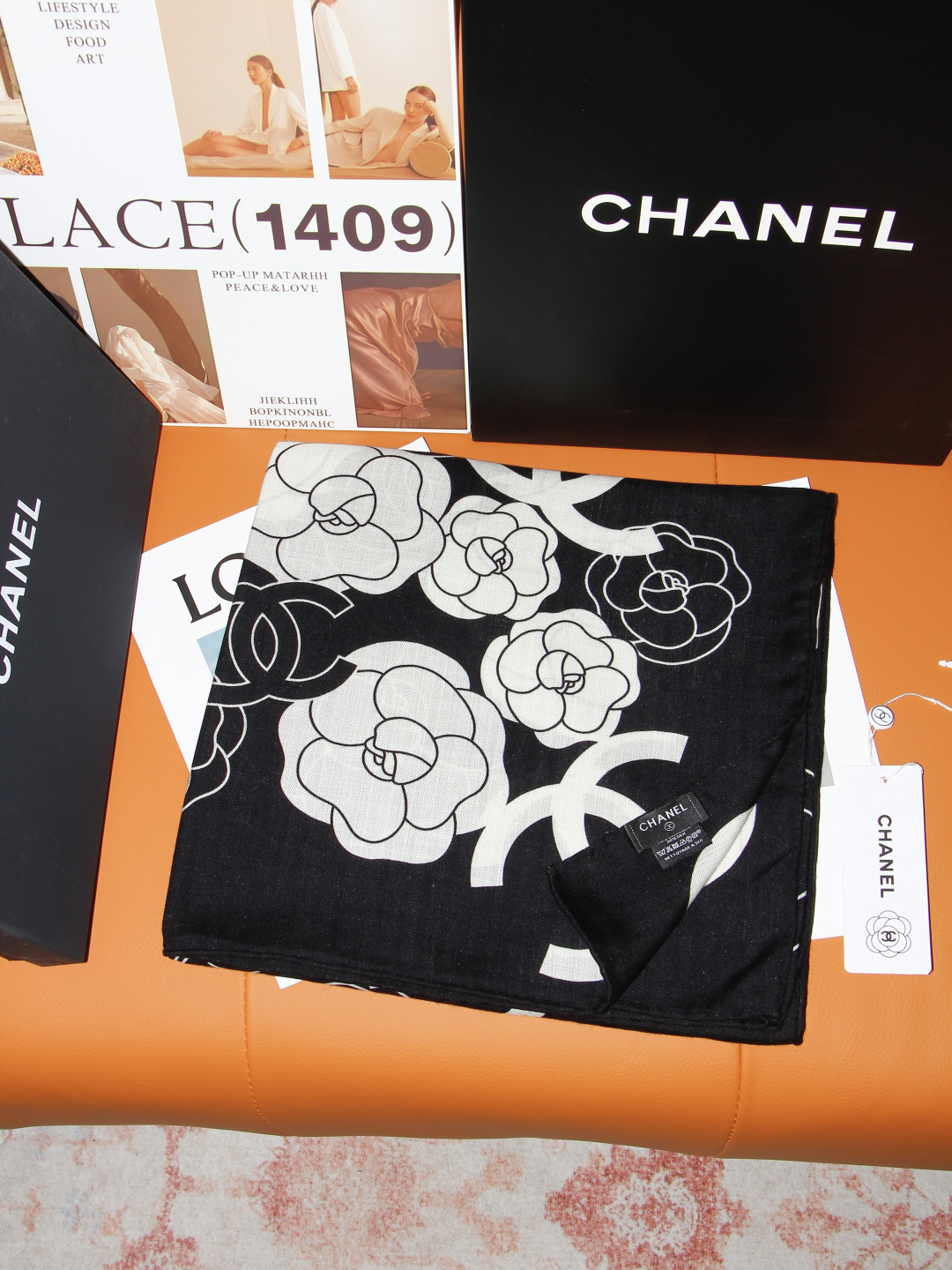 香奈儿上新❤️ 【Chanel】 经典茶花优雅Coco风,Chanel最新丝绒大方巾~气质到骨子里,香奶奶新一季的面料 香奈儿上新❤️ 【Chanel】 经典茶花优雅Coco风,Chanel最新丝绒大方巾~气质到骨子里,香奶奶新一季的面料