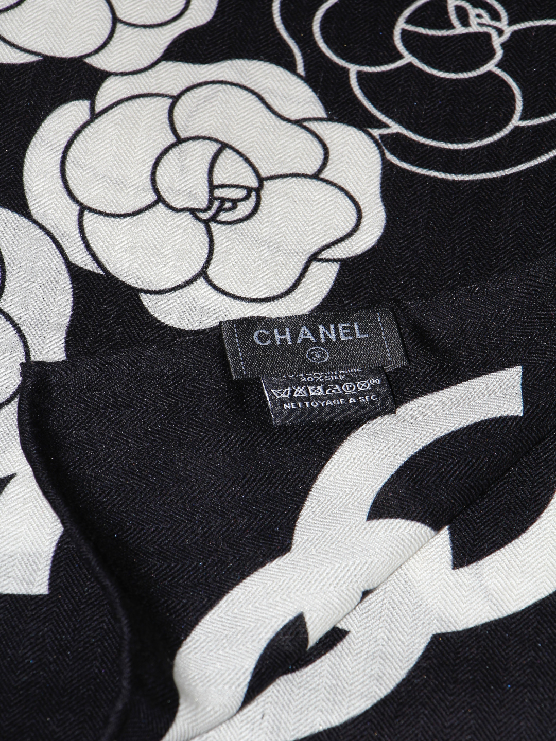 香奈儿上新❤️ 【Chanel】 经典茶花优雅Coco风,Chanel最新丝绒大方巾~气质到骨子里,香奶奶新一季的面料 香奈儿上新❤️ 【Chanel】 经典茶花优雅Coco风,Chanel最新丝绒大方巾~气质到骨子里,香奶奶新一季的面料