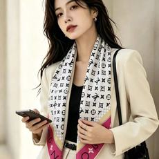 MONOGRAM SILHOUETTE 90双面丝巾 Monogram Silhouette 方巾为华美桑蚕丝融入 Mo MONOGRAM SILHOUETTE 90双面丝巾 Monogram Silhouette 方巾为华美桑蚕丝融入 Mo