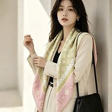 MONOGRAM SILHOUETTE 90双面丝巾 Monogram Silhouette 方巾为华美桑蚕丝融入 Mo MONOGRAM SILHOUETTE 90双面丝巾 Monogram Silhouette 方巾为华美桑蚕丝融入 Mo