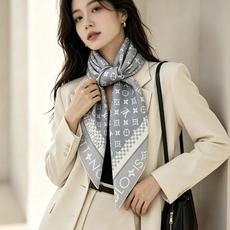 MONOGRAM SILHOUETTE 90双面丝巾 Monogram Silhouette 方巾为华美桑蚕丝融入 Mo MONOGRAM SILHOUETTE 90双面丝巾 Monogram Silhouette 方巾为华美桑蚕丝融入 Mo