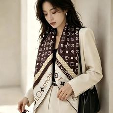 MONOGRAM SILHOUETTE 90双面丝巾 Monogram Silhouette 方巾为华美桑蚕丝融入 Mo MONOGRAM SILHOUETTE 90双面丝巾 Monogram Silhouette 方巾为华美桑蚕丝融入 Mo