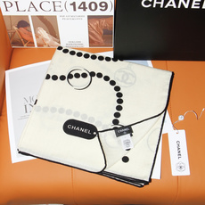 【▪️CHANEL新款 双面同色丝绒方巾】 温柔而娴静,珍珠优雅气质!柔软顺滑的感觉真的舒服到心都化了!Chanel经典 【▪️CHANEL新款 双面同色丝绒方巾】 温柔而娴静,珍珠优雅气质!柔软顺滑的感觉真的舒服到心都化了!Chanel经典