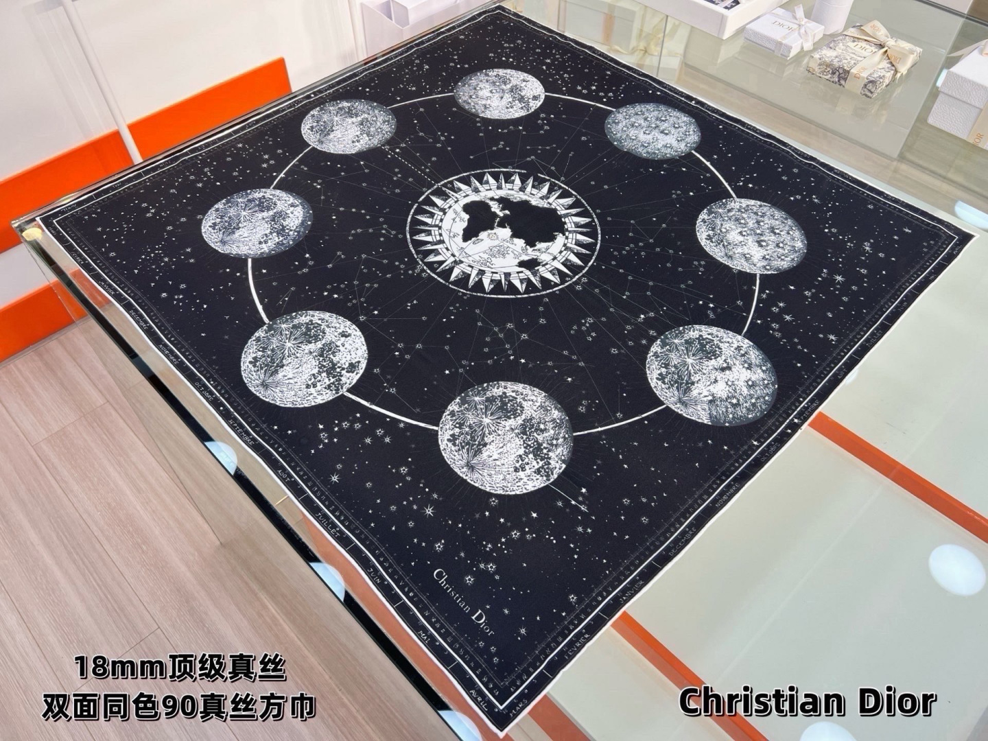 这款Dior 星座系列～   【18mm顶级真丝双面同色印花方巾】 是发布秀的主打款式，以 Zodiac 印花、展示对星