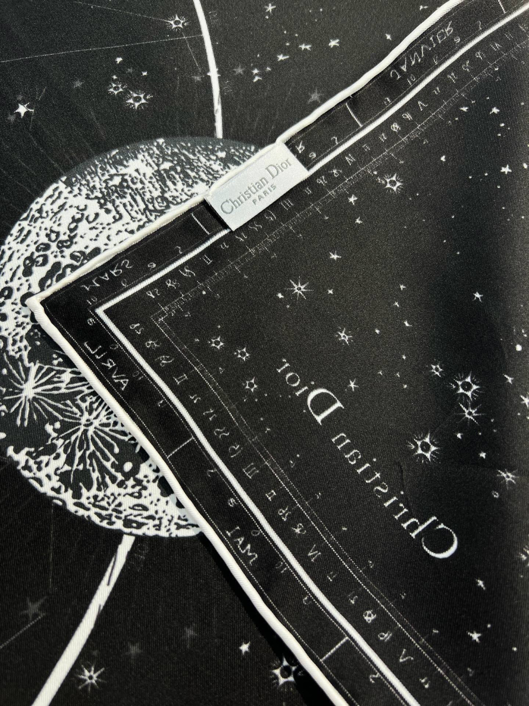 这款Dior 星座系列～   【18mm顶级真丝双面同色印花方巾】 是发布秀的主打款式，以 Zodiac 印花、展示对星