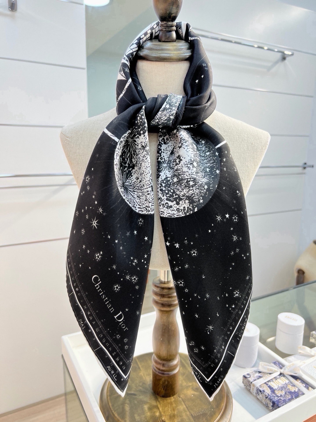 这款Dior 星座系列～   【18mm顶级真丝双面同色印花方巾】 是发布秀的主打款式，以 Zodiac 印花、展示对星
