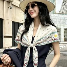 Dioramour 印花方巾 90 厘米蓝色桑蚕丝斜纹面料多色 Revolution Flowers 图案 Revolu Dioramour 印花方巾 90 厘米蓝色桑蚕丝斜纹面料多色 Revolution Flowers 图案 Revolu