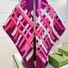 印花桑蚕丝斜纹方巾_Gucci 2026早春系列女士桑蚕丝配饰以新颖印花焕新演绎品牌典藏图案。这款方巾以斜纹桑蚕丝打造, 印花桑蚕丝斜纹方巾_Gucci 2026早春系列女士桑蚕丝配饰以新颖印花焕新演绎品牌典藏图案。这款方巾以斜纹桑蚕丝打造,
