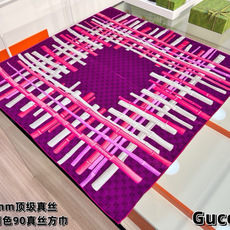 印花桑蚕丝斜纹方巾_Gucci 2026早春系列女士桑蚕丝配饰以新颖印花焕新演绎品牌典藏图案。这款方巾以斜纹桑蚕丝打造, 印花桑蚕丝斜纹方巾_Gucci 2026早春系列女士桑蚕丝配饰以新颖印花焕新演绎品牌典藏图案。这款方巾以斜纹桑蚕丝打造,