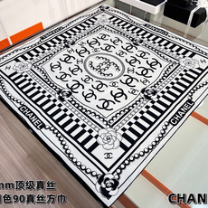 Chanel 26c~ 【18mm顶级双面真丝印花丝巾】 设计元素主要是cclogo、珍珠、山茶花 非常经典的设计、不挑 Chanel 26c~ 【18mm顶级双面真丝印花丝巾】 设计元素主要是cclogo、珍珠、山茶花 非常经典的设计、不挑