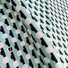 FENDI围巾 FENDI Dots桑蚕丝围巾 粉红色桑蚕丝方形围巾。饰有FENDI Dots图案,由与对角条纹交织的微 FENDI围巾 FENDI Dots桑蚕丝围巾 粉红色桑蚕丝方形围巾。饰有FENDI Dots图案,由与对角条纹交织的微