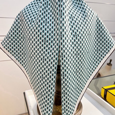 FENDI围巾 FENDI Dots桑蚕丝围巾 粉红色桑蚕丝方形围巾。饰有FENDI Dots图案,由与对角条纹交织的微 FENDI围巾 FENDI Dots桑蚕丝围巾 粉红色桑蚕丝方形围巾。饰有FENDI Dots图案,由与对角条纹交织的微