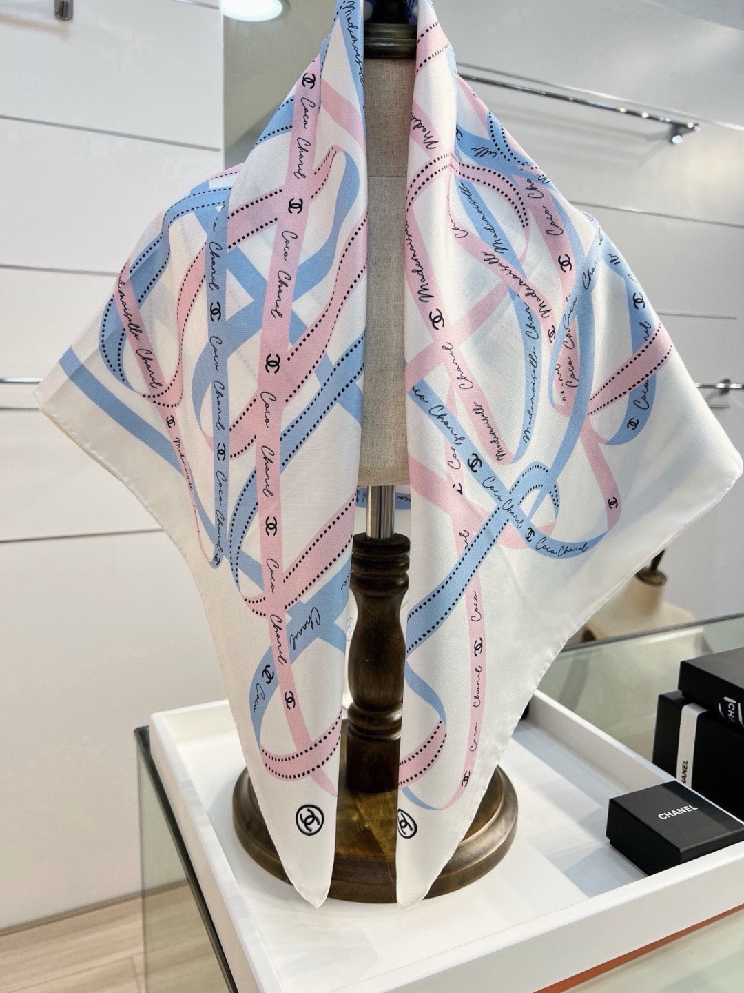 Chanel 26c~ 【18mm顶级双面真丝印花丝巾】 设计元素主要丝带、品牌logo 非常经典的设计、不挑人, 超显 Chanel 26c~ 【18mm顶级双面真丝印花丝巾】 设计元素主要丝带、品牌logo 非常经典的设计、不挑人, 超显