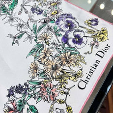 Dior 90双面18mm真丝印花方巾 这款方巾以 Dior Star 图案呈现 Dior 的幸运星,通过该系列的精美花 Dior 90双面18mm真丝印花方巾 这款方巾以 Dior Star 图案呈现 Dior 的幸运星,通过该系列的精美花