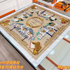 “马具优雅美学”90方巾 手工卷边真丝方巾(100%桑蚕丝)。 轻盈、大胆和无穷无尽的俏皮感在方巾中交织碰撞,让自己沉浸 “马具优雅美学”90方巾 手工卷边真丝方巾(100%桑蚕丝)。 轻盈、大胆和无穷无尽的俏皮感在方巾中交织碰撞,让自己沉浸