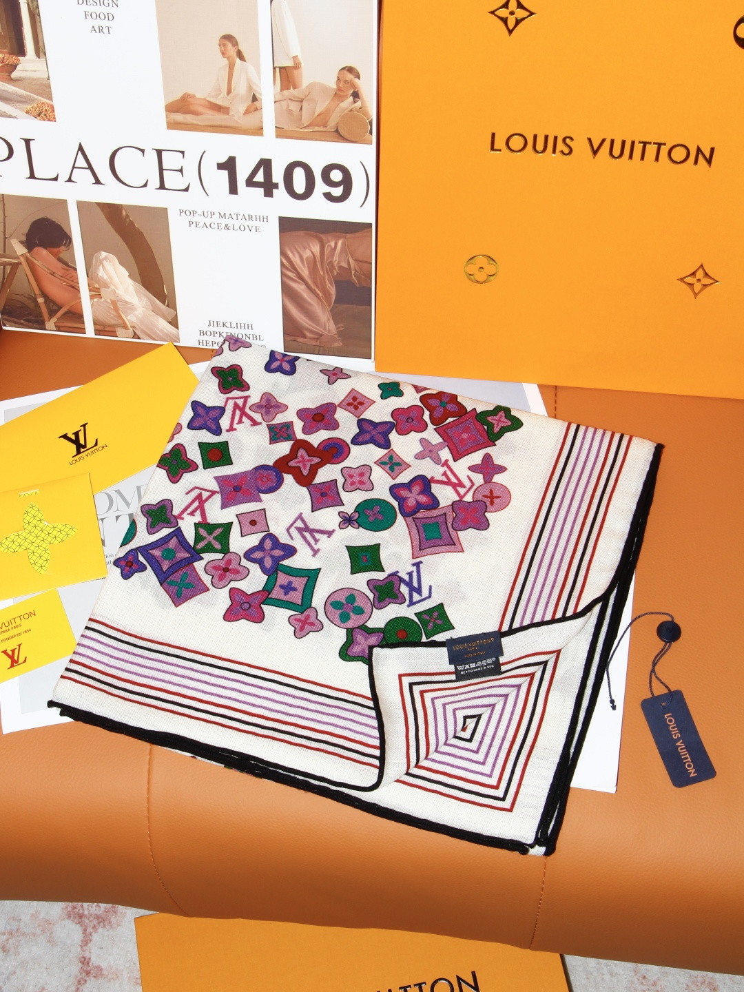 LV x TM 140披肩 【140顶级丝绒双面同色披肩】 本款L Multicolor披肩出自路易威登与知名日本艺术家