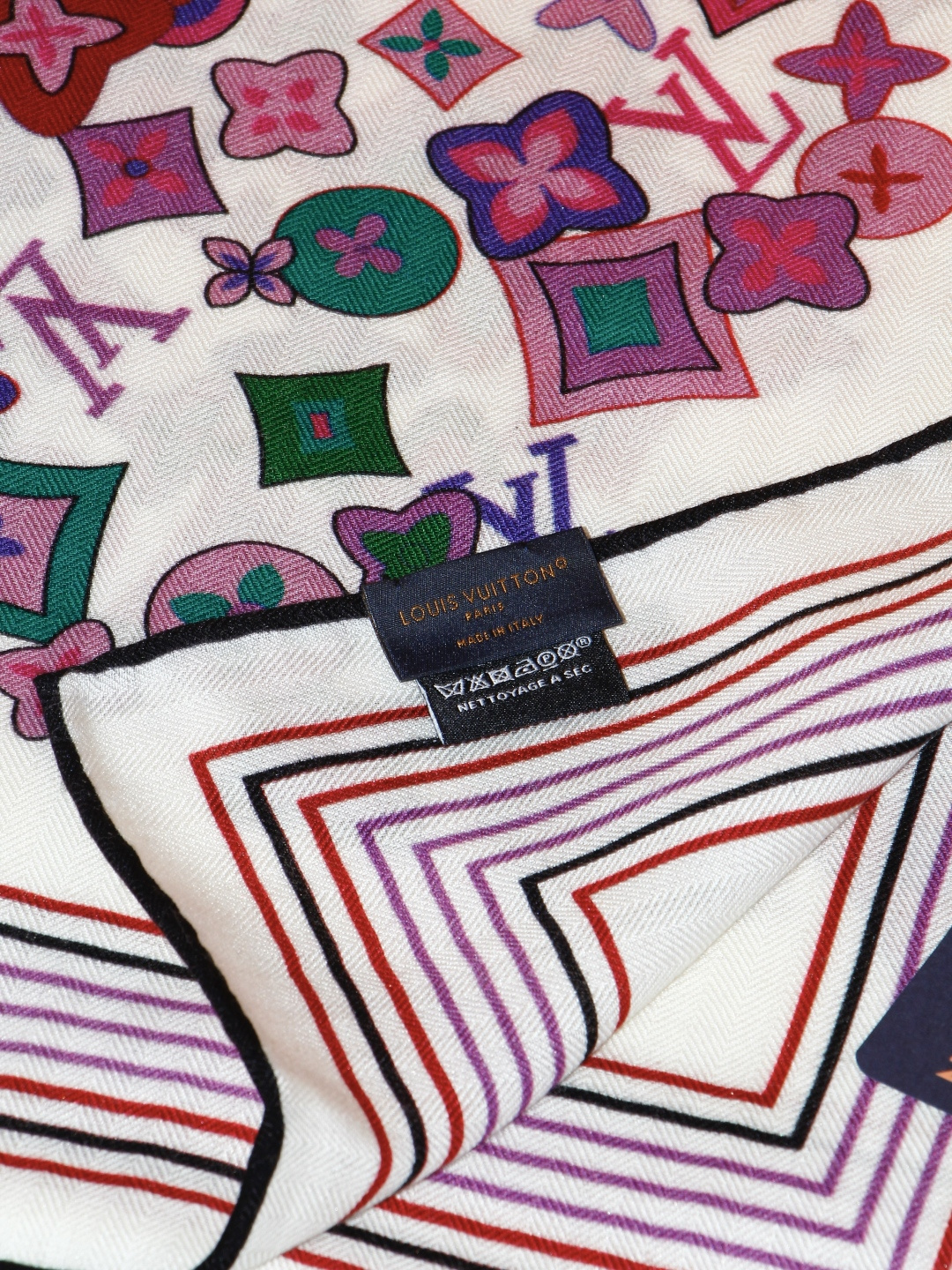 LV x TM 140披肩 【140顶级丝绒双面同色披肩】 本款L Multicolor披肩出自路易威登与知名日本艺术家
