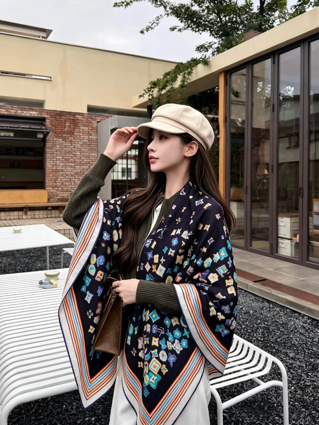 LV x TM 140披肩 【140顶级丝绒双面同色披肩】 本款L Multicolor披肩出自路易威登与知名日本艺术家