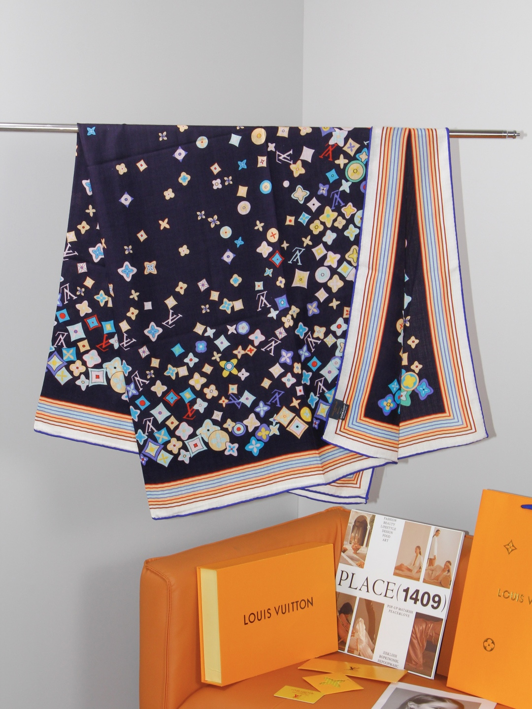 LV x TM 140披肩 【140顶级丝绒双面同色披肩】 本款L Multicolor披肩出自路易威登与知名日本艺术家