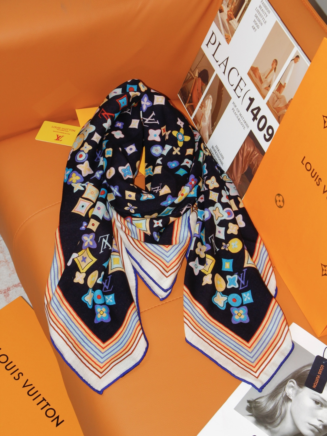 LV x TM 140披肩 【140顶级丝绒双面同色披肩】 本款L Multicolor披肩出自路易威登与知名日本艺术家