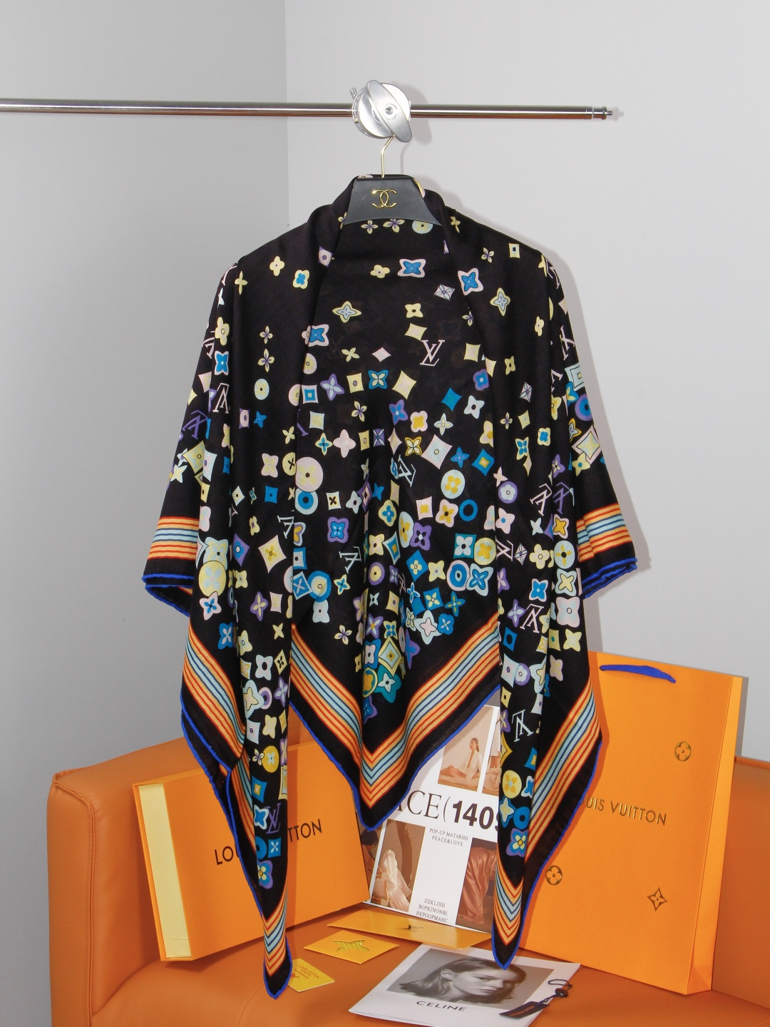 LV x TM 140披肩 【140顶级丝绒双面同色披肩】 本款L Multicolor披肩出自路易威登与知名日本艺术家