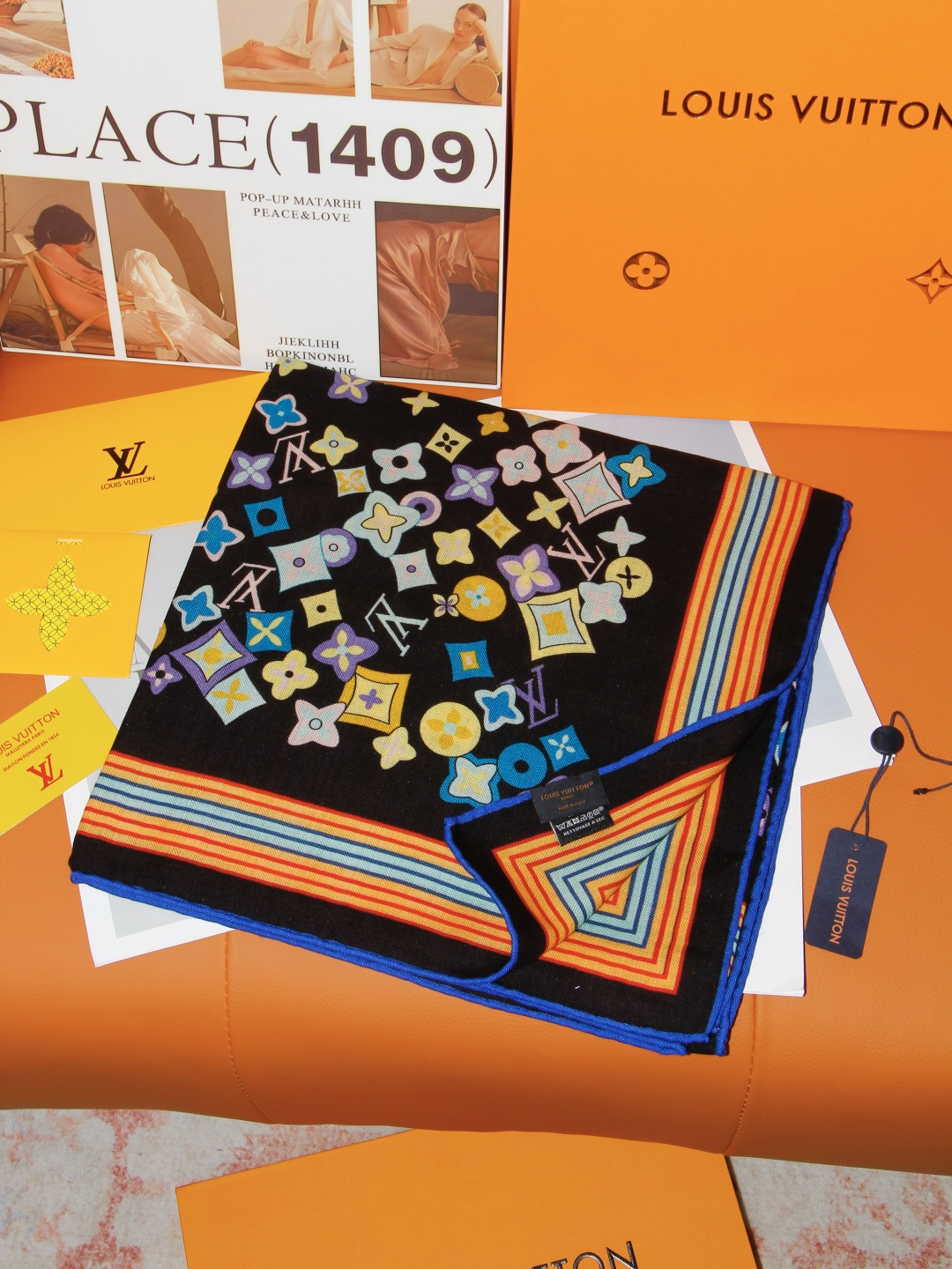 LV x TM 140披肩 【140顶级丝绒双面同色披肩】 本款L Multicolor披肩出自路易威登与知名日本艺术家