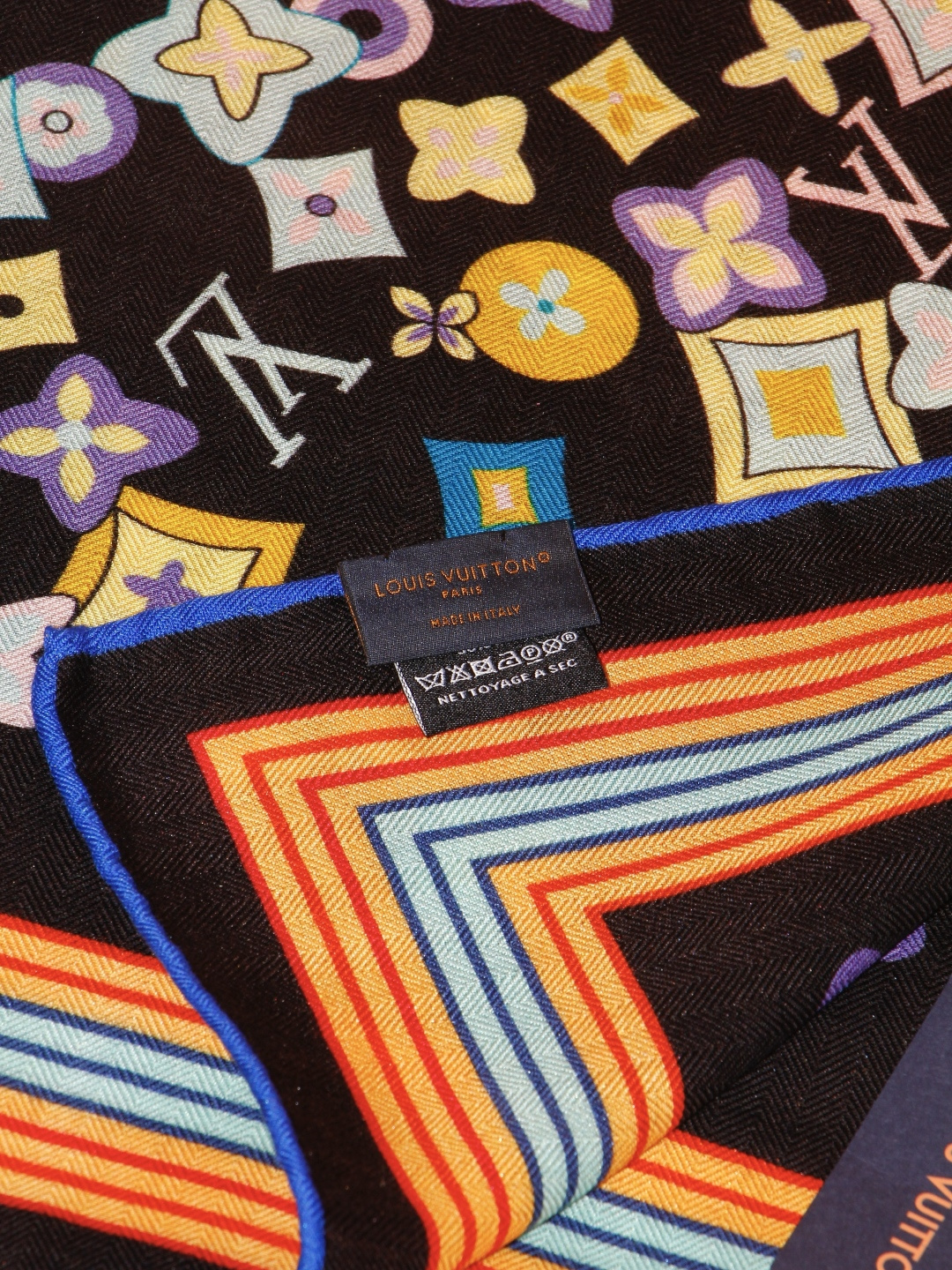 LV x TM 140披肩 【140顶级丝绒双面同色披肩】 本款L Multicolor披肩出自路易威登与知名日本艺术家