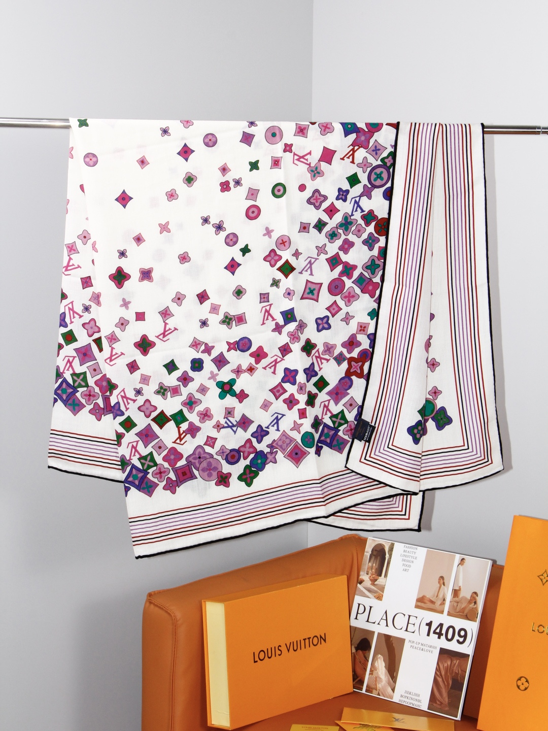 LV x TM 140披肩 【140顶级丝绒双面同色披肩】 本款L Multicolor披肩出自路易威登与知名日本艺术家