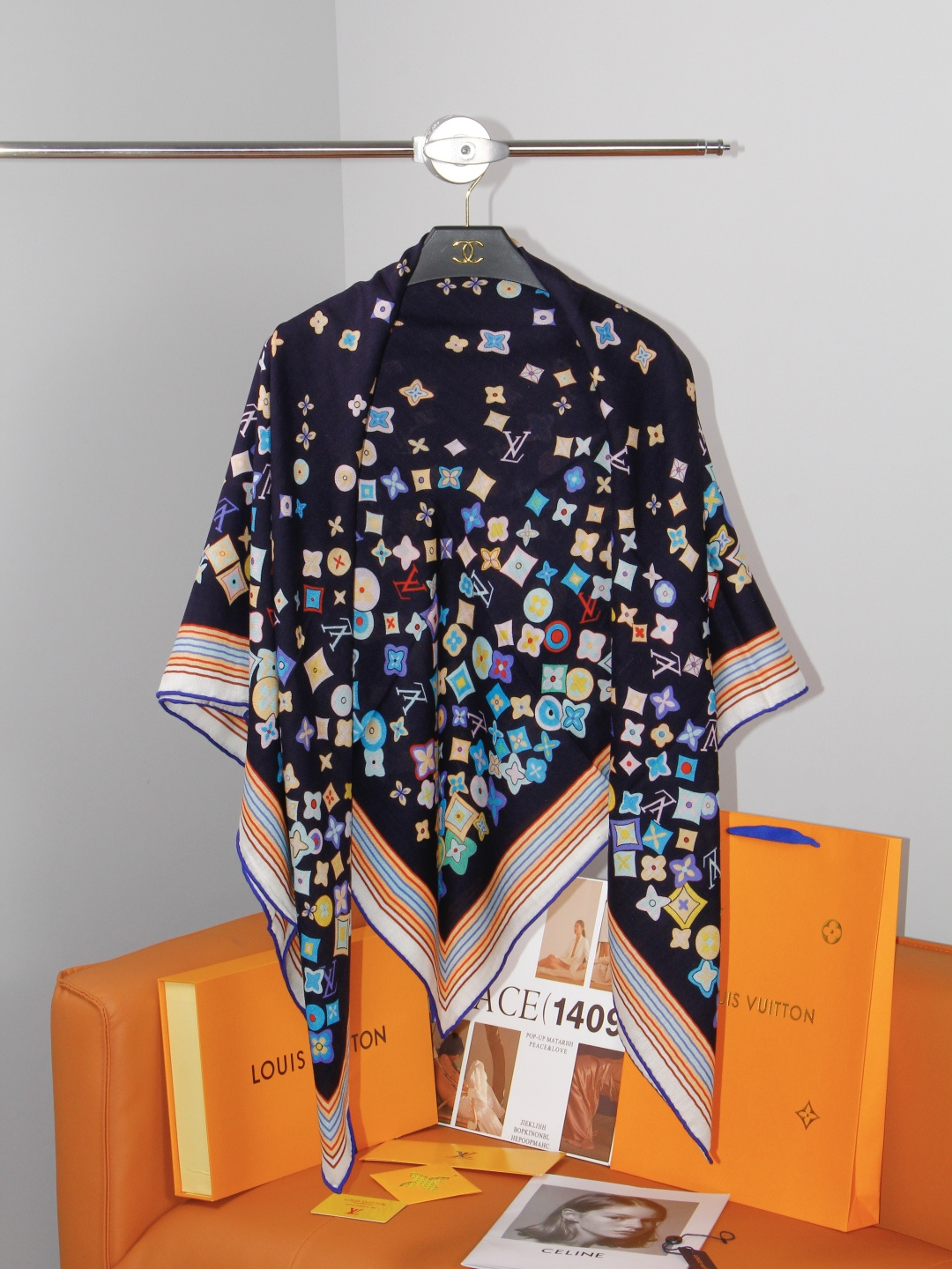 LV x TM 140披肩 【140顶级丝绒双面同色披肩】 本款L Multicolor披肩出自路易威登与知名日本艺术家
