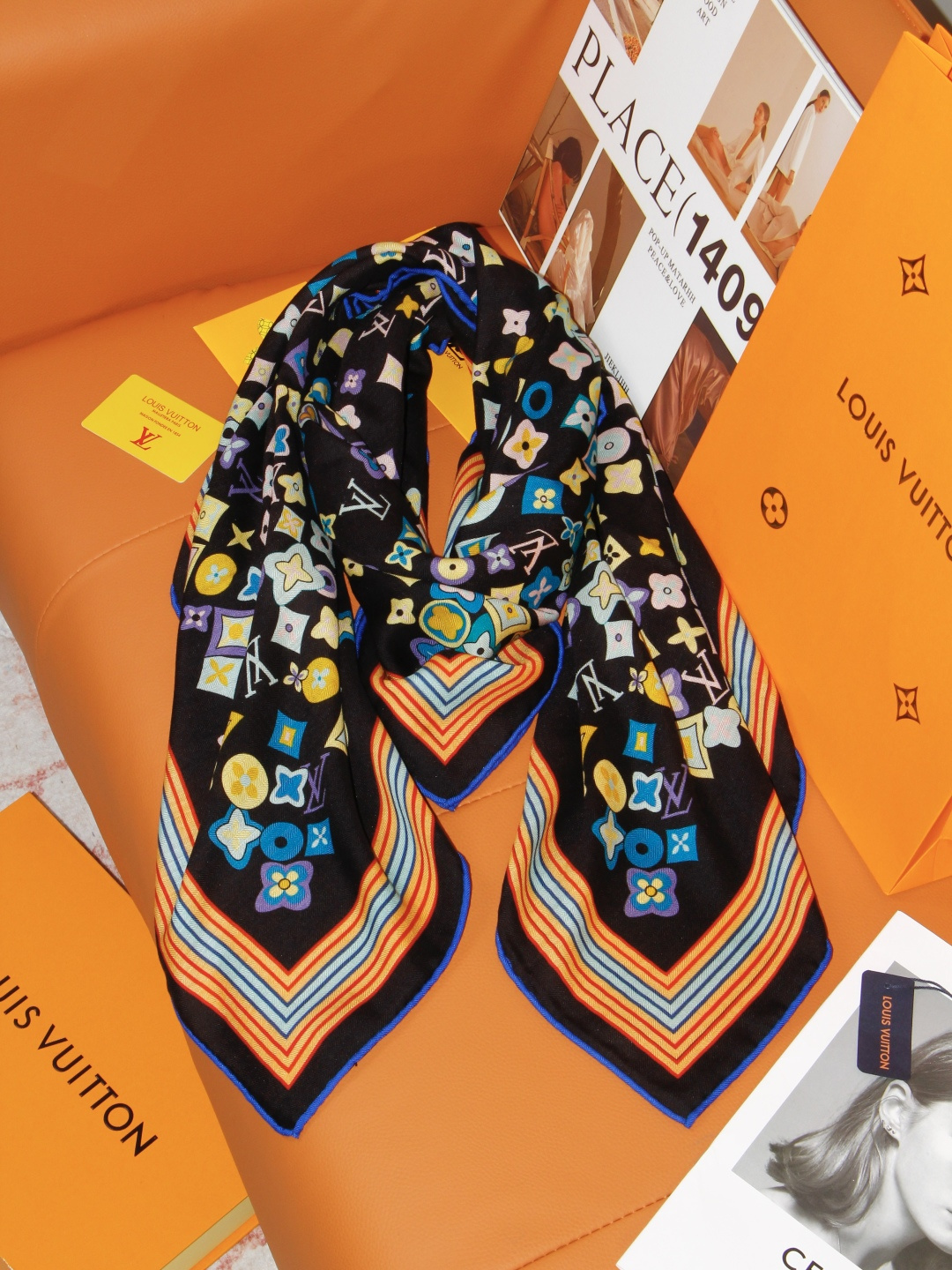 LV x TM 140披肩 【140顶级丝绒双面同色披肩】 本款L Multicolor披肩出自路易威登与知名日本艺术家