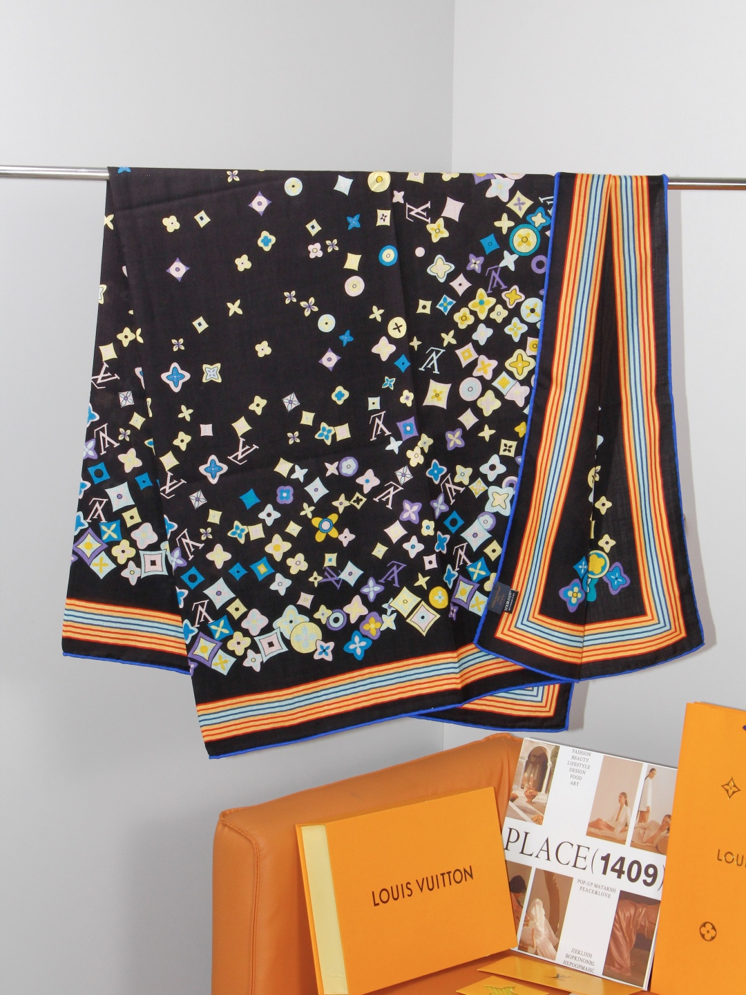 LV x TM 140披肩 【140顶级丝绒双面同色披肩】 本款L Multicolor披肩出自路易威登与知名日本艺术家