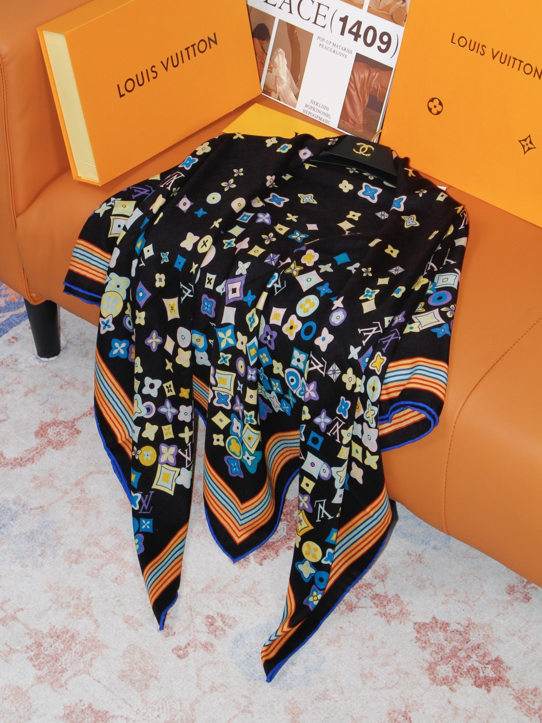 LV x TM 140披肩 【140顶级丝绒双面同色披肩】 本款L Multicolor披肩出自路易威登与知名日本艺术家