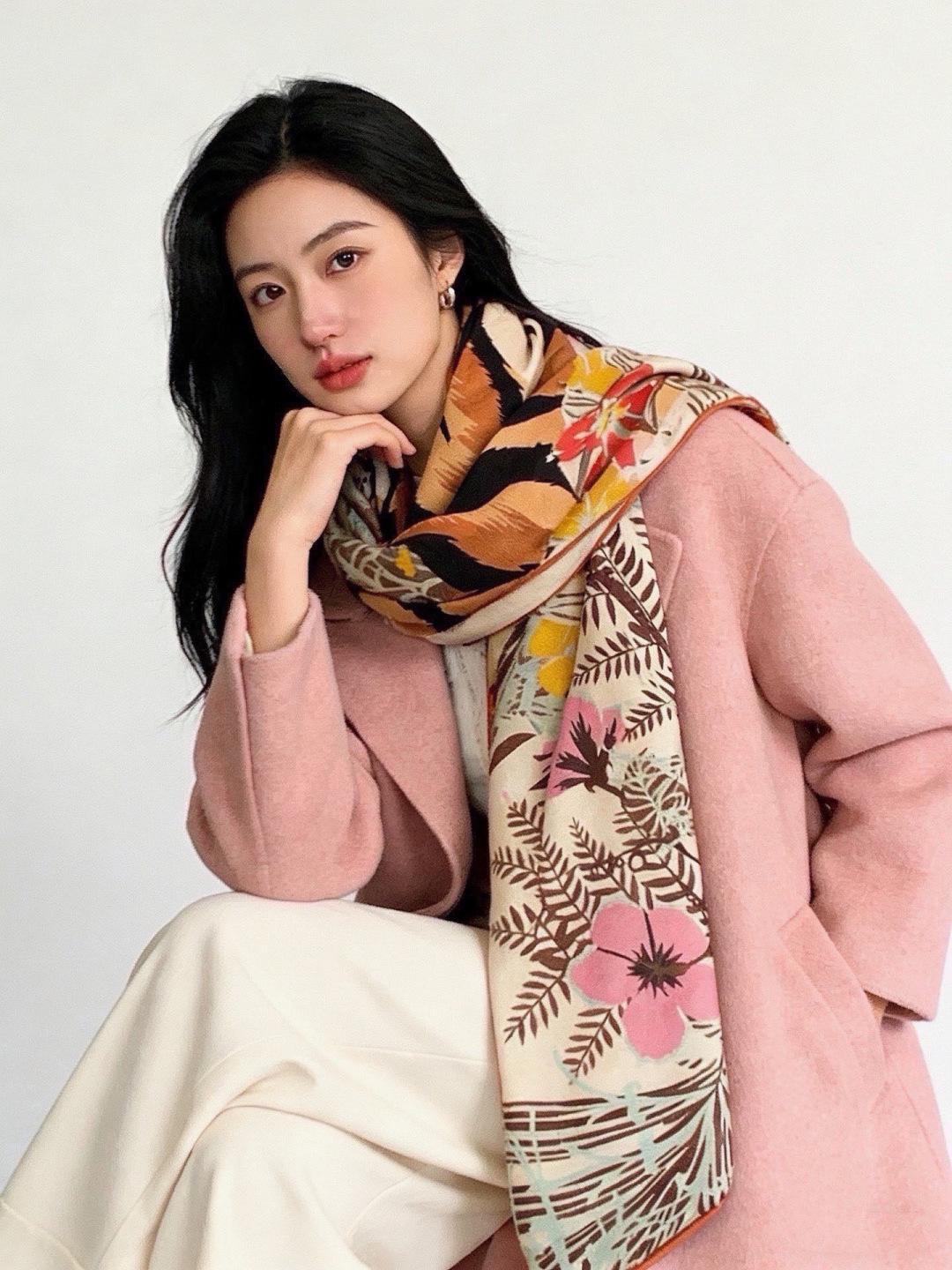 💟上新🆕💕手工卷边！羊绒和真丝混纺披肩（70%羊绒30%桑蚕丝）。 这款披肩采用经典山羊绒和真丝混纺面料，柔软轻盈，佩戴
