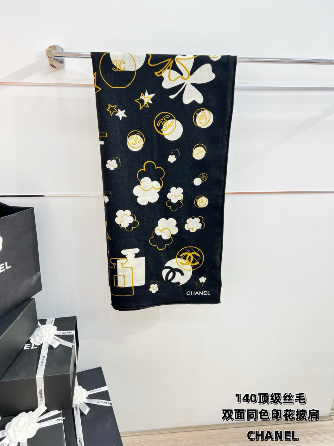 Chanel ~新品～ 【140顶级丝绒双面同色】 包包、香水瓶、山茶花与双C的完美结合 适合各种场合搭配使用 黑白两色