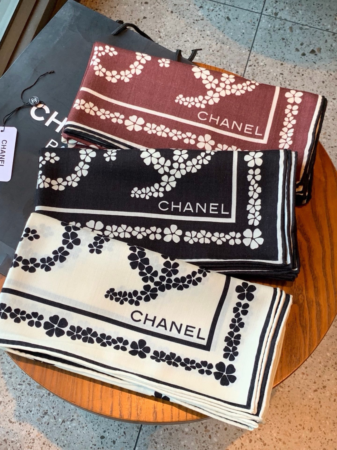 高级成衣系列~Chanel 【140双面同色丝绒披肩】 此系列谱写一曲自由轻灵的赞歌 本系列作品创新演绎品牌的风格符号 高级成衣系列~Chanel 【140双面同色丝绒披肩】 此系列谱写一曲自由轻灵的赞歌 本系列作品创新演绎品牌的风格符号