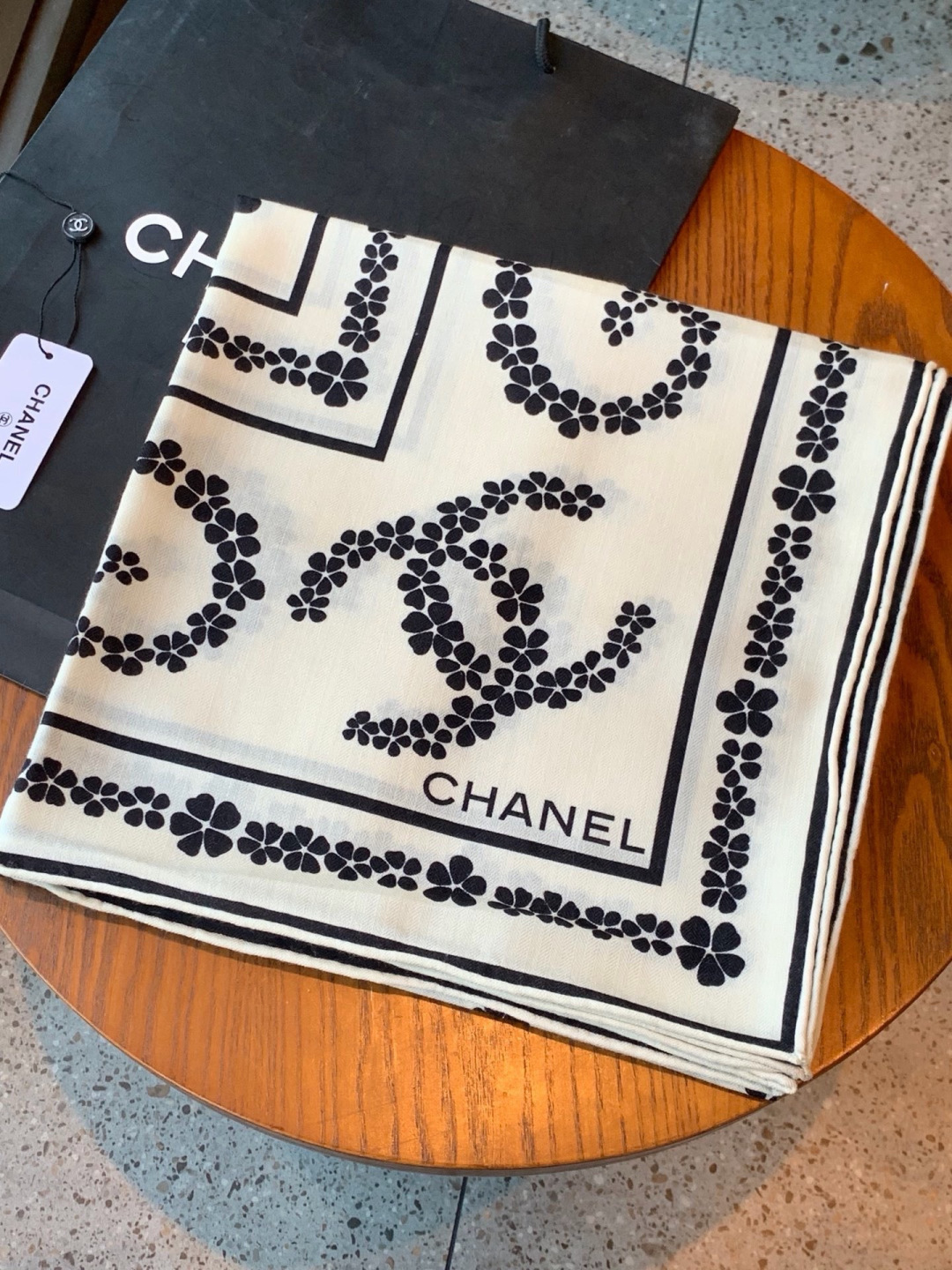 高级成衣系列~Chanel 【140双面同色丝绒披肩】 此系列谱写一曲自由轻灵的赞歌 本系列作品创新演绎品牌的风格符号 高级成衣系列~Chanel 【140双面同色丝绒披肩】 此系列谱写一曲自由轻灵的赞歌 本系列作品创新演绎品牌的风格符号